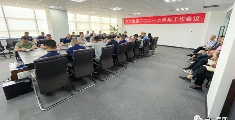 變革就是在自己頭上點把火，然后用棒子打滅